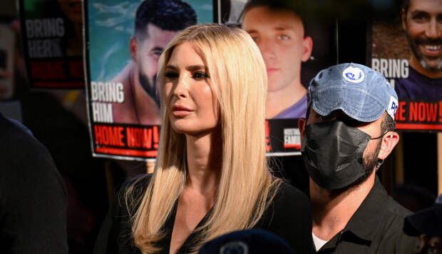 Дочь президента США Трампа Иванка снялась в мини-платье с золотой вышивкой