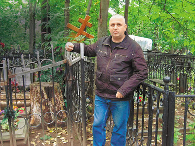 На звездных могилах не ставят крестов
