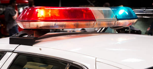 Двое мужчин попытались украсть банкомат из магазина при помощи машины и потеряли его