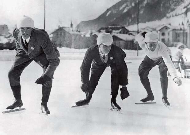 The Athletes of the First Winter Olympics in 1924 (Speedskaters at the starting line.)