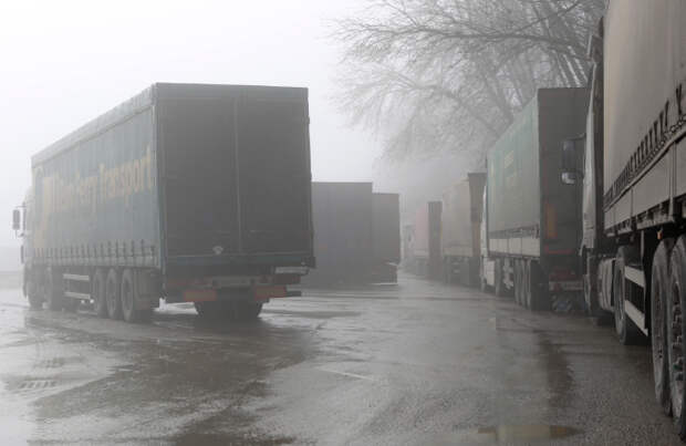 Пробки из фур на границе с Казахстаном не дают покоя бизнесу уже два месяца