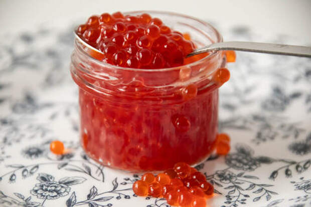 12 тонн фальшивого деликатеса: полицейские обнаружили подпольный цех по производству красной «икры»