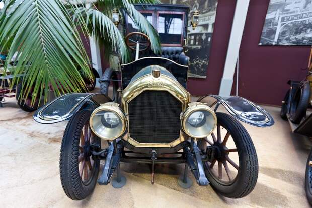 Фотоочет о посещении Бельгийского королевского автоклуба. Часть 2 - Шильдики (20 фото)