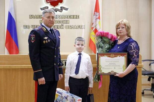Южноуральского школьника, спасшего женщину, наградил глава МВД