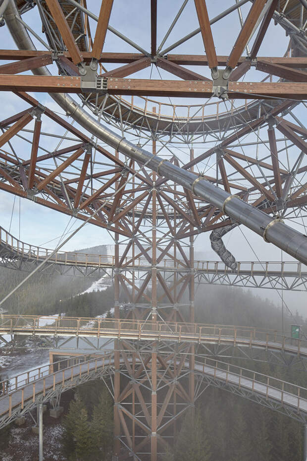 Смотровая площадка с экстремальной горкой в горах Чехии (13 фото) Смотровая площадка с экстремальной горкой в горах Чехии (13 фото)