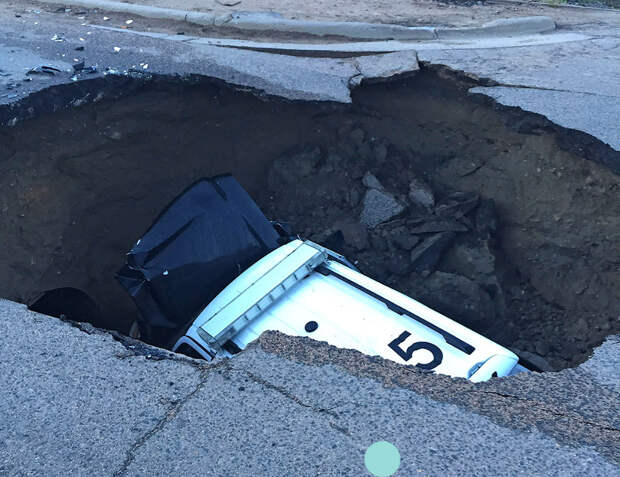 Полицейский автомобиль провалился в дыру в земле а штате Колорадо, США
