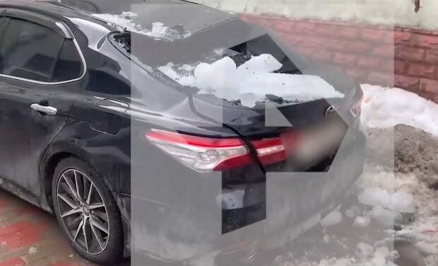 Глыбы снега рухнули на две машины в центре Москвы, есть пострадавший