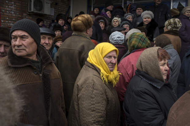 People queue for humanitarian aid in the town of Debaltseve, north-east from Donetsk, March 17, 2015. REUTERS/Marko Djurica (UKRAINE - Tags: POLITICS CIVIL UNREST CONFLICT TPX IMAGES OF THE DAY) - RTR4TPDQ
