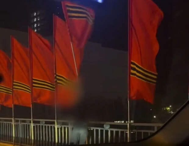 "Вообще без тормозов": Подростки сорвали флаг с Георгиевской лентой в Волгограде
