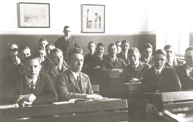 Выпускной юношеский класс в Бургшулле. Фото 1928 года