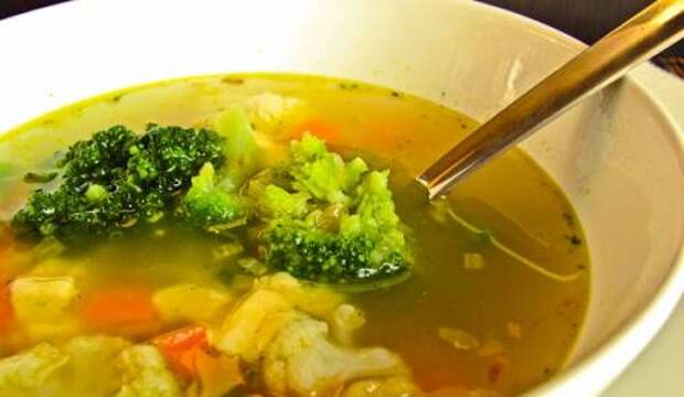 Суп с копченой курицей, брокколи и фасолью – рецепт с фото