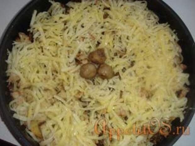 Посыпать сыром, залить яйцами с солью, выложить три грибочка