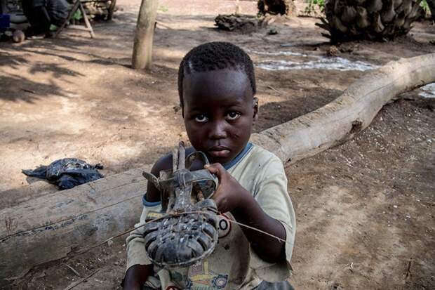 В ивуарийском доме (Кот-д’Ивуар), где в месяц на семью тратят $61, любимой игрушкой является обувь в мире, дети, игрушка, люди, страны