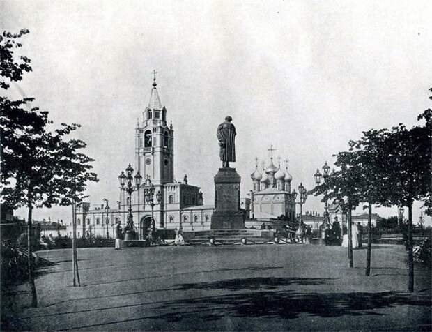 Памятник Пушкину перед Страстным монастырем. Источник фото: pulson.ru Памятник Пушкину перед Страстным монастырем. Источник фото: pulson.ru