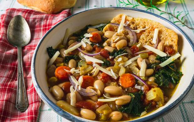 Оказывается, из черствого хлеба можно приготовить вкусный суп. Вот вам 6 разных рецептов итальянского супа панкотто