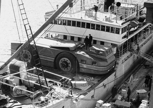 Снежный крейсер на борту судна «North Star» в Бостоне, 14 ноября 1939 года. Снежный крейсер на борту судна «North Star» в Бостоне, 14 ноября 1939 года. Snow Cruiser, вездеход, история