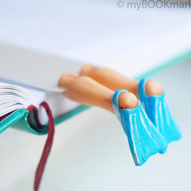 закладки в виде ног, торчащих из книги
