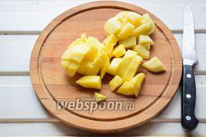 Картофель почистить, нарезать произвольным кубиком.