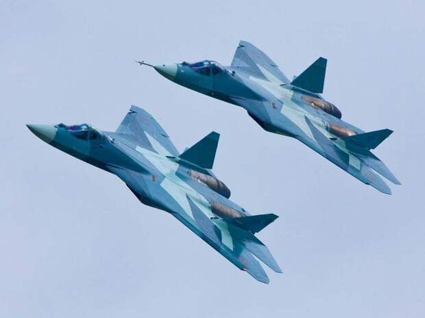 Полёт пары Т-50. Фото АХК «Сухой» - Т-50 vs F-22 Raptor. Сравнительный анализ истребителей пятого поколения в России и США | Военно-исторический портал Warspot.ru