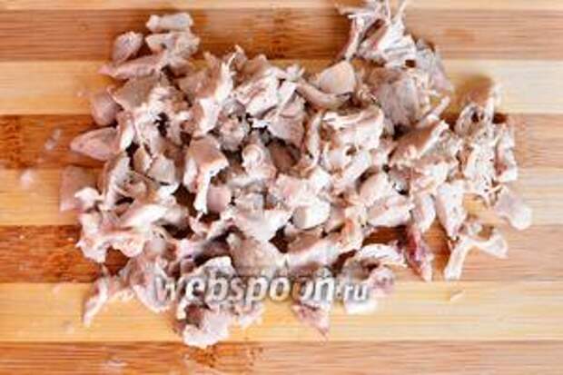 Подготавливаем необходимые продукты для пиццы. Куриную голень отвариваем, отделяем от кости, а затем нарезаем мелкими кусочками.