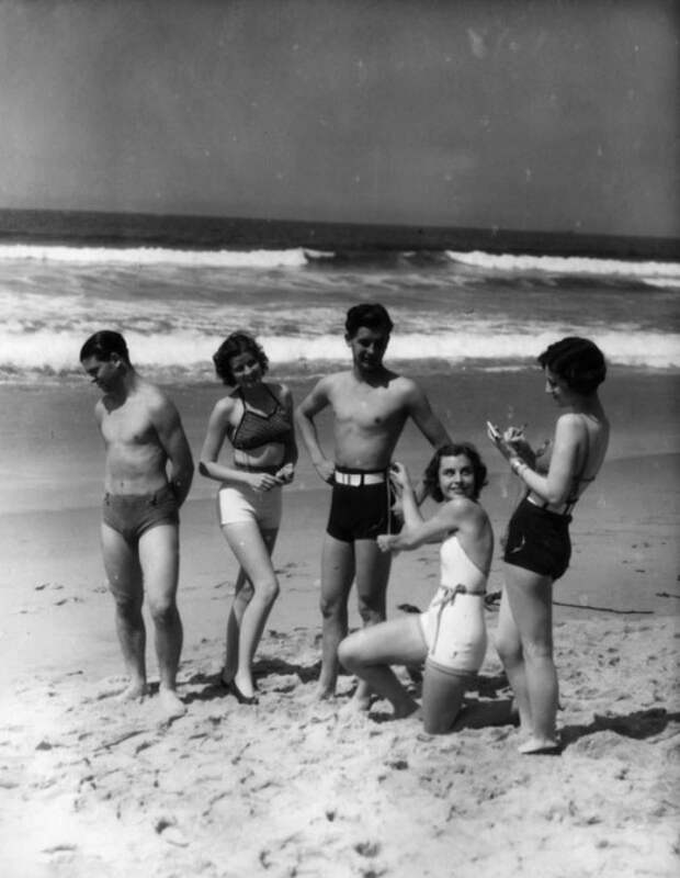 20 крутых ретро-снимков о том, как отдыхали на пляжах в 30-е годы.