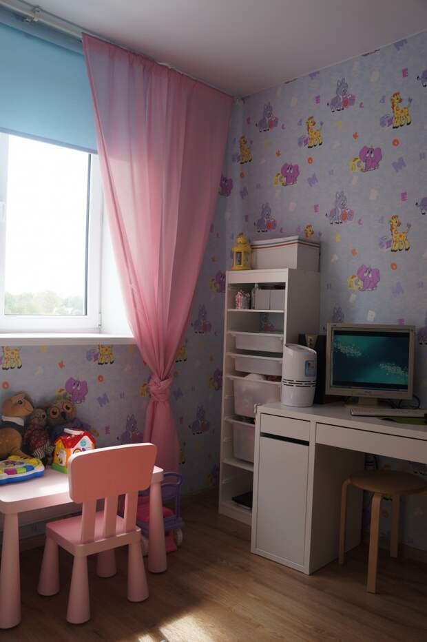 Детская комната для девочки, розовые шторы