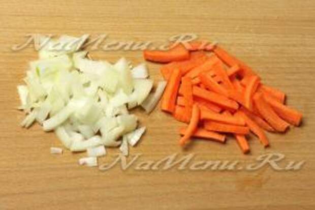 Нарезать лук и морковь