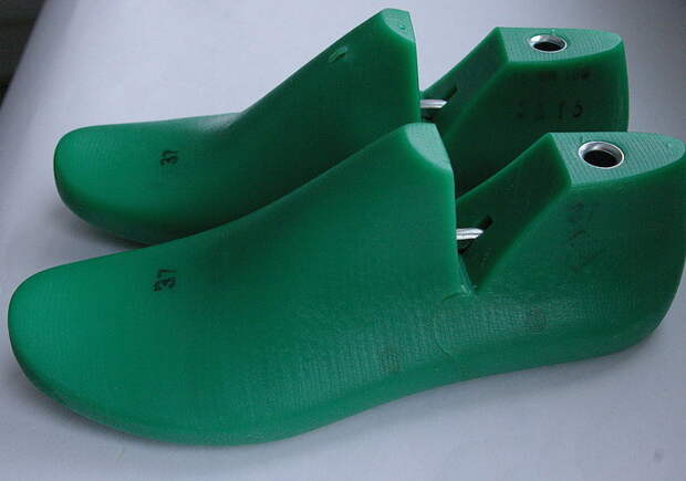 Пластмассовые колодки для сушки обуви.