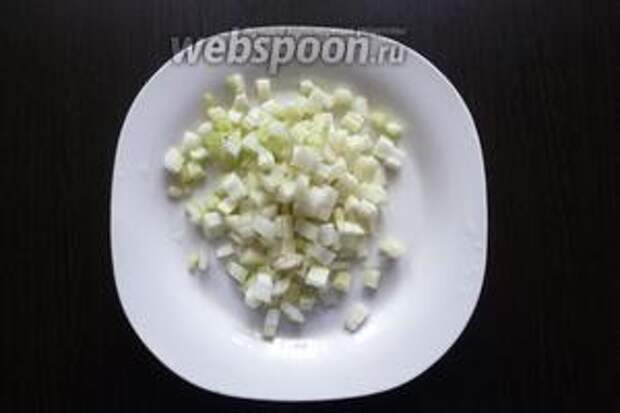 Сельдерей порежем кубиком.