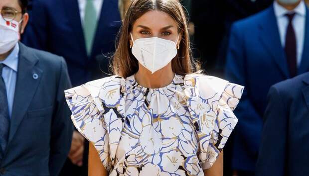 Если акцент на плечи, то такой: королева Летиция в воздушной блузе