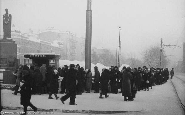 Площадь Никитских ворот и Тверской бульвар. 1941, москва, прогулка