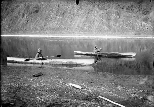 Юкагиры на лодках. Река Коркодон, 1901