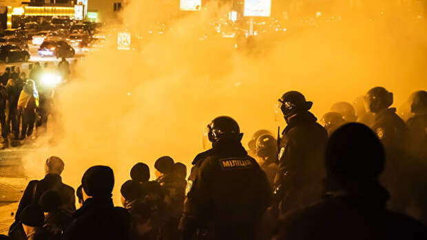 Сотрудники правоохранительных органов у концертного зала Украина в Киеве, где футбольные фанаты собирались сорвать концерт певицы Ани Лорак