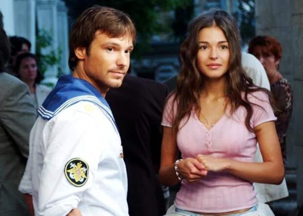 «Я серьезно!»: как 8 звезд сами позвали замуж своих избранников