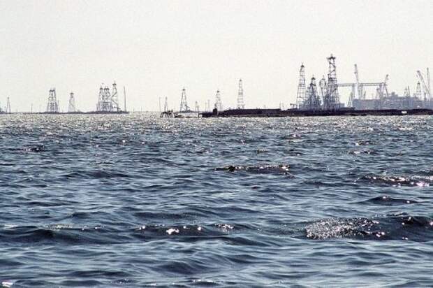 Нефтяные Камни: город, построенный на нефтяных платформах (17 фото)