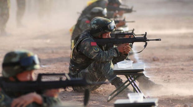 Военнослужащие армии Китая принимают участие в учениях