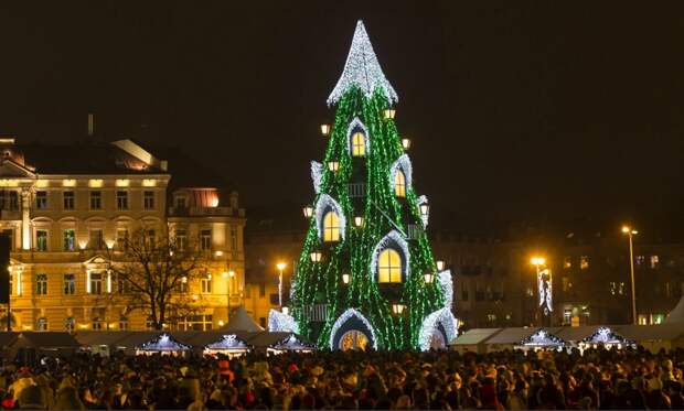 11 самых зрелищных новогодних елок мира