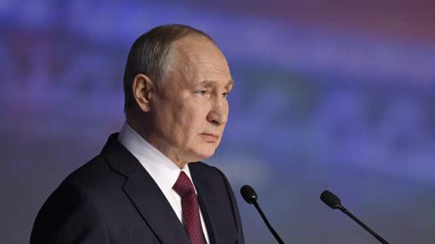 Путин принимает участие в пленарном заседании ПМЭФ