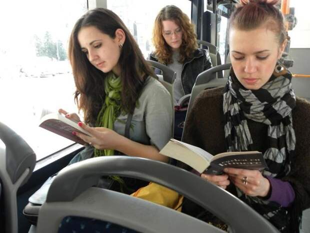 Румынский город ввел бесплатный проезд для читающих пассажиров