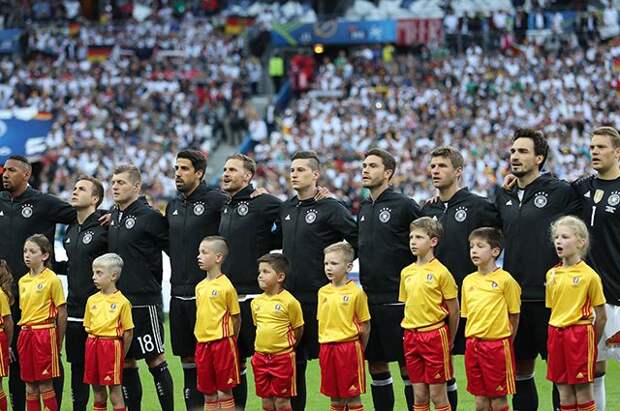 Почему футболисты перед матчем выходят на поле с детьми?