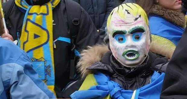 «Власть бездействует!»: украинцы вновь переходят на русский – спонсор нациста Тягнибока