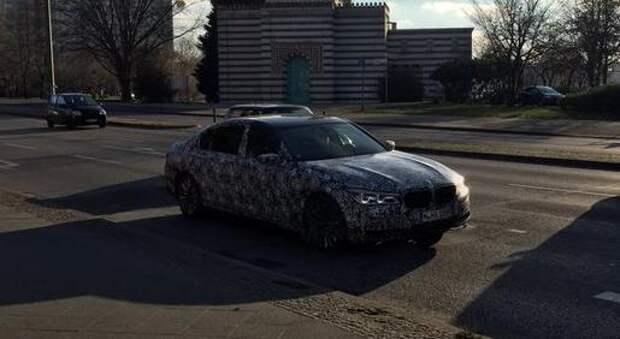 Новейший BMW 5-серии в камуфляже попал в кадр