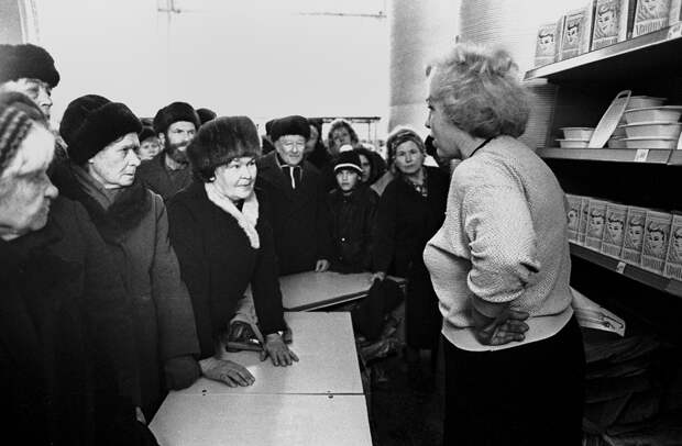 За чем советские люди стояли в очередях? история, ссср