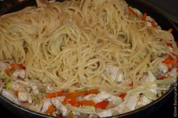 спагетти с курицей и овощами
