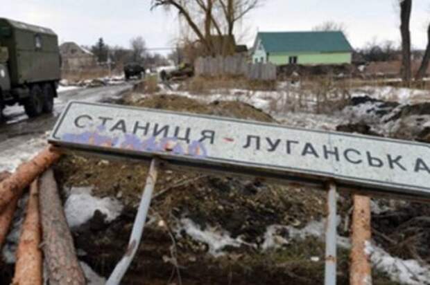Жители Станицы Луганской передают ополченцам записки с просьбами освободить их от киевских оккупантов