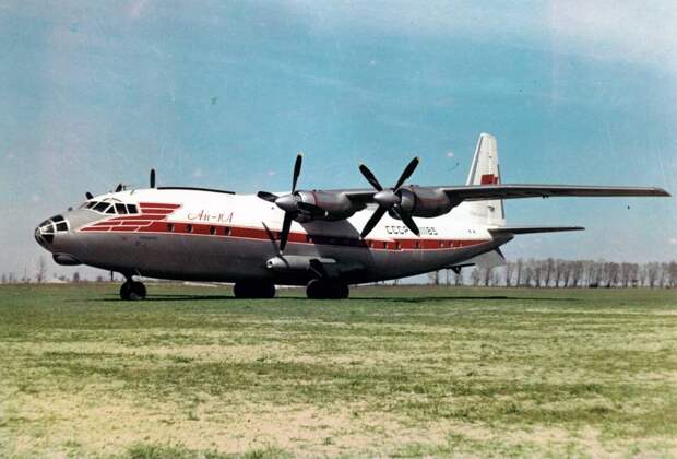 Громадина Ан-10А борт СССР-11185 на грунтовом аэродроме – фото из рекламного проспекта самолета. Снимок сделан во время специальных испытаний самолета, подтвердивших возможность работать с грунта. Но она, к сожалению, не была использована правильно и с подобающей осторожностью
