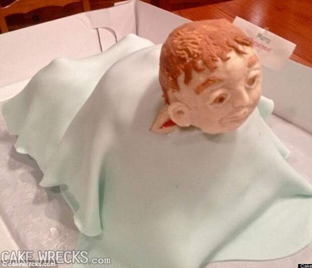 Бенджамин Баттон: протезно-менее беременных торс торт, который, как представляется, носит больничную одежду и рождение старика 