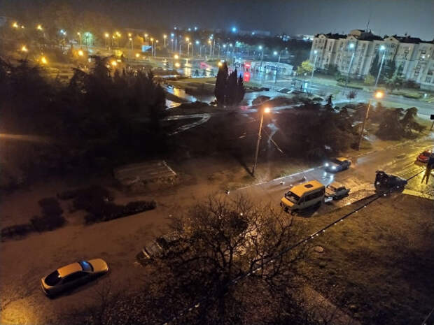 Ливень в Севастополе топит автомобили