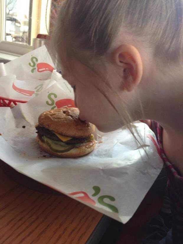 Все пялились на эту девочку, когда она поцеловала свой бургер. Но стоило подойти официантке…