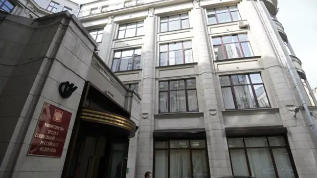 Минтруд разъяснил порядок получения маткапитала отцами